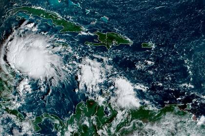 Imagen satelital tomada a las 8:40 a.m. hora de la Costa Este de Estados Unidos y proporcionada por la NOAA muestra la tormenta tropical Lisa en el mar Caribe, debajo de Cuba, el martes 1 de noviembre de 2022. Se pronostica que el ojo de Lisa tocará tierra en América Central como posible huracán. (NOAA vía AP)
