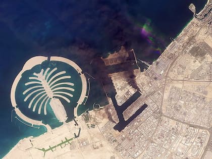 Imagen satelital tomada el 2 de marzo de 2026, muestra columnas de humo elevándose en Dubái tras el impacto de un proyectil iraní