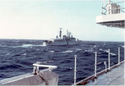 Imagen tomada al destructor HMS Glasgow poco después de ser impactada el 12 de mayo por la bomba del teniente Juan José Arrarás.