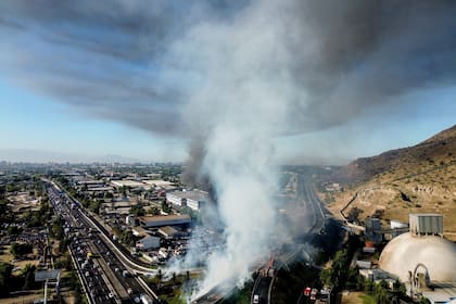 Imagen tomada con un dron del sitio donde explotó un camión de gas, en la comuna de Renca, en la Región Metropolitana de Santiago, Chile. Cuatro personas muertas y una decena de heridos dejó la explosión de un camión de gas registrada el jueves en una autopista en la comuna de Renca.