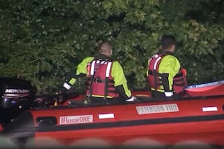 Un niño murió y una niña está desaparecida tras caer en un río crecido de Nueva Jersey