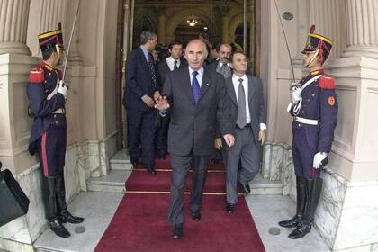Imagen tomada el 21 de diciembre de 2001 del presidente argentino, Fernando de La Rua, que abandona el palacio presidencial de Casa Rosada luego de renunciar a su cargo