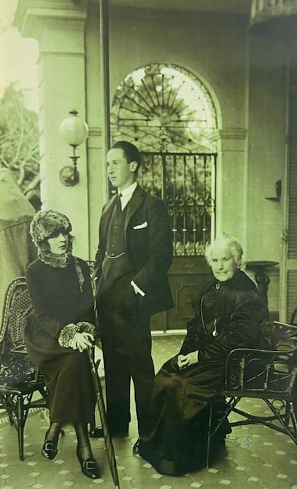 Imagen tomada en 1920, en la quinta Las Acacias, en las barrancas de San Isidro. Matilde "Malvina" Vernet de Cilley junto a sus nietos, Felipe Hughes Cilley y Elena Giménez Cilley