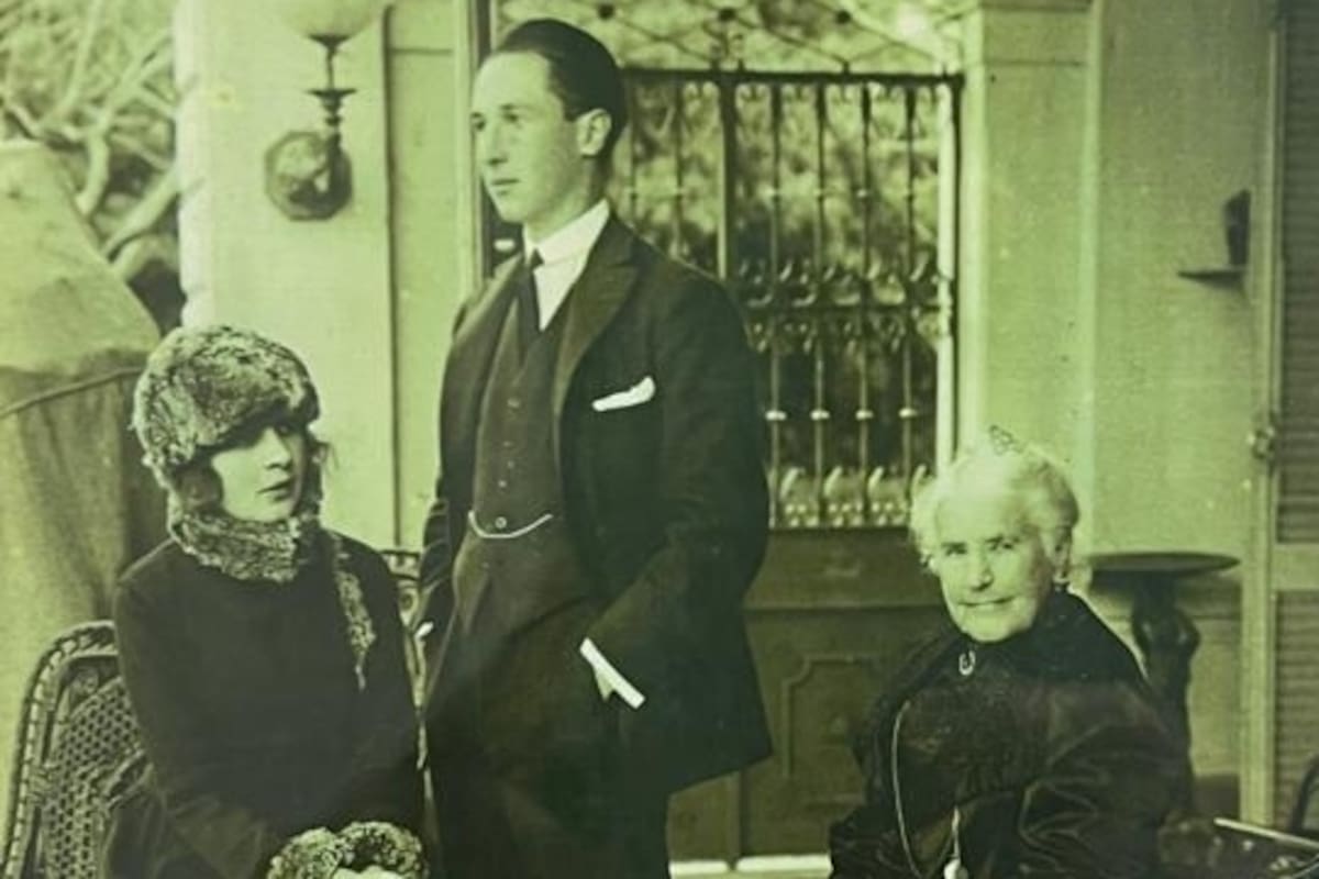 Imagen tomada en 1920, en la quinta Las Acacias, en las barrancas de San Isidro. Matilde "Malvina" Vernet de Cilley junto a sus nietos, Felipe Hughes Cilley y Elena Giménez Cilley