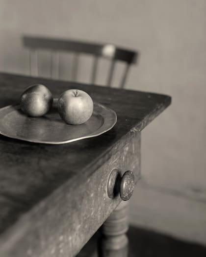 Imágenes de An Extremely Un-get-atable Place (Ediciones GOST), el fotolibro del artista británico Craig Easton