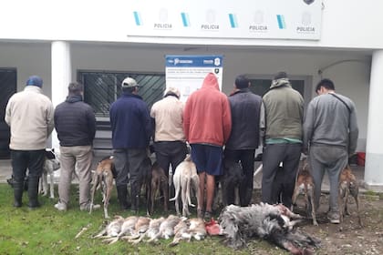 Imágenes de cazadores detenidos por la policía en otra oportunidad previa