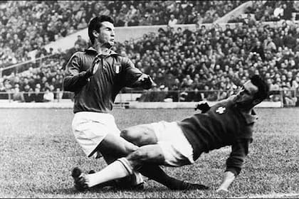 Imágenes de "La Batalla de Santiago", como fue bautizado el partido entre Chile e Italia en el Mundial de 1962