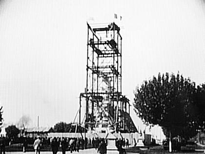 Imágenes de la llegada de la escultura de Colón al puerto y la estructura en la plaza