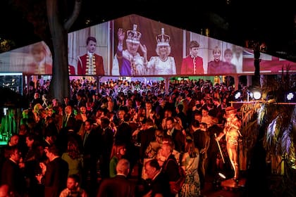 Imágenes de la vida del rey Carlos III fueron presentadas a lo largo de la noche. "La celebración del cumpleaños del Rey es también la celebración de sus valores. Carlos ha sido pionero a la hora de hablar sobre medioambiente hace más de medio siglo, y sigue impulsando el cuidado del planeta ahora desde su nuevo rol", expresó la embajadora Hayes