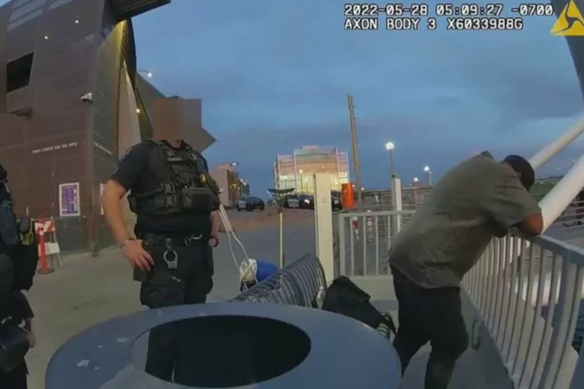 Imágenes de las cámaras policiales muestran a los agentes hablando con Sean Bickings antes de que saltara al Lago de la ciudad de Tempe