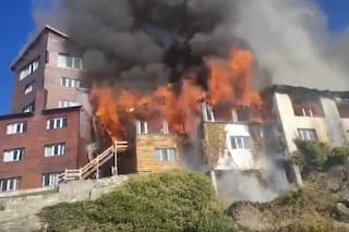 Un gran incendio arrasó con un histórico hotel de Bariloche frente al lago Nahuel Huapi