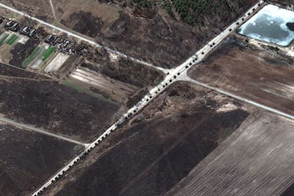 Imágenes de satélite muestran un gran convoy militar ruso al norte de Kiev que se extiende más de 60 kilómetros