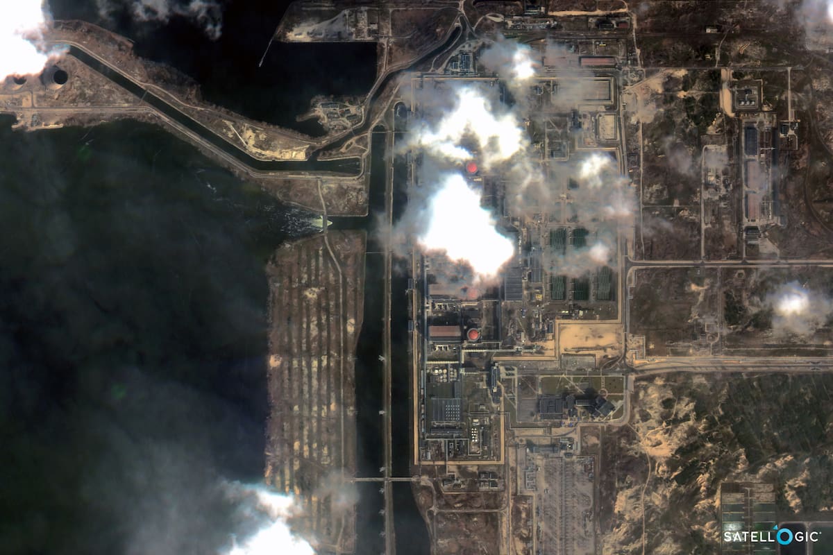 Imágenes de zonas de Ucrania provistas por Satellogic: "La planta de energía nuclear más grande de Europa, ubicada cerca de Enerhodar, Ucrania, fue el objetivo de un asalto sostenido por parte del ejército ruso y, como resultado, se incendió el 3 de marzo. Desde entonces, se extinguió, pero ahora está ocupada por las fuerzas rusas"