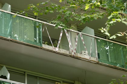 Imágenes del balcón donde se desprendió un panel de vidrio que cayó sobre un hombre en un bar en Palermo
.