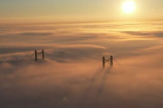 La impactante imagen del puente Zárate-Brazo Largo cubierto por la niebla