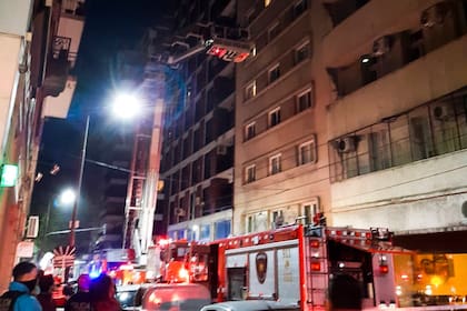 Imágenes del incendio en el Hotel de las Américas, donde fue rescatado del fuego el futbolista uruguayo Francisco Duarte, de Rentistas, que juega hoy con Racing por la Copa Libertadores.