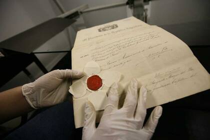 Imágenes del laboratorio de recuperación de archivo histórico de la Biblioteca del Congreso de la Nación