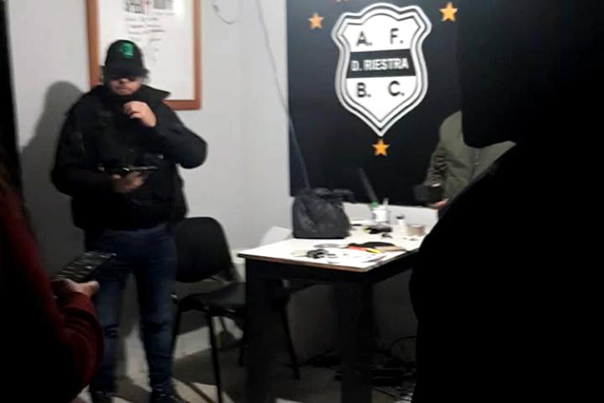 Imágenes del operativo de ayer, cuando la policía judicial retiró del club filmaciones e información relacionada con los ingresos y egresos de los últimos días.