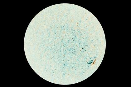 La nave, lanzada desde Florida en febrero, obtuvo las imágenes a fines de mayo usando la Cámara Ultravioleta Extrema cuando orbitaba a casi 77 millones de kilómetros de la superficie del Sol, más o menos a medio camino entre la estrella y la Tierra