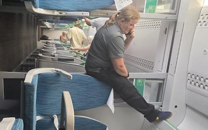 Imágenes del tren de pasajeros que descarriló el jueves en el sur de Inglaterra