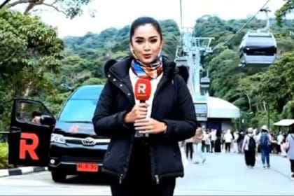 Imágenes del video falso generado con inteligencia artificial que mostraba el supuesto teleférico rodeado de turistas y naturaleza. Crédito: Imasofia a través de Threads.