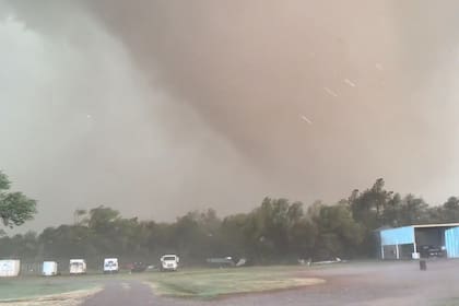 Imágenes desde el intenso tornado captado en Cole, Oklahoma