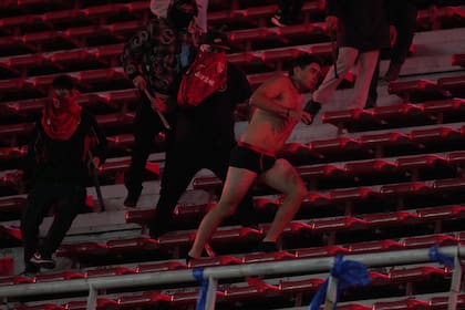 Imágenes impactantes en la tribuna visitante de la cancha de Independiente