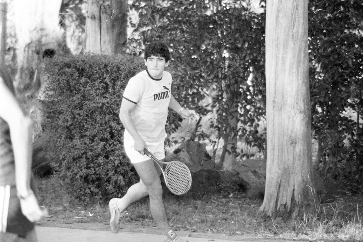 Imágenes inéditas de Diego Maradona jugando al tenis, durante una concentración de la selección juvenil, en 1979, en la quinta Salvatori, en José C. Paz