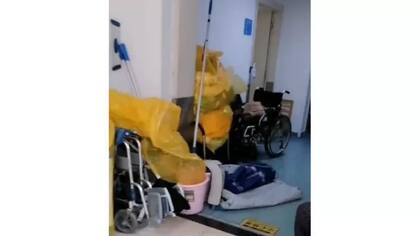 Imágenes obtenidas por la BBC muestran contenedores desbordados y bolsas llenas de basura esparcidas por el hospital