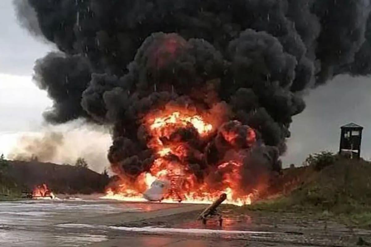 Imágenes publicadas en internet del Tupolev Tu-22M presuntamente atacado por drones en el aeródromo de Soltsy-2.