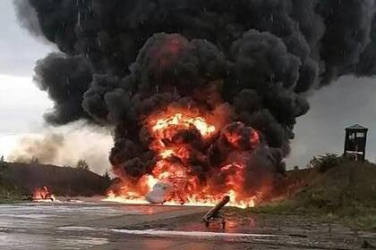 Imágenes publicadas en internet del Tupolev Tu-22M presuntamente atacado por drones en el aeródromo de Soltsy-2.