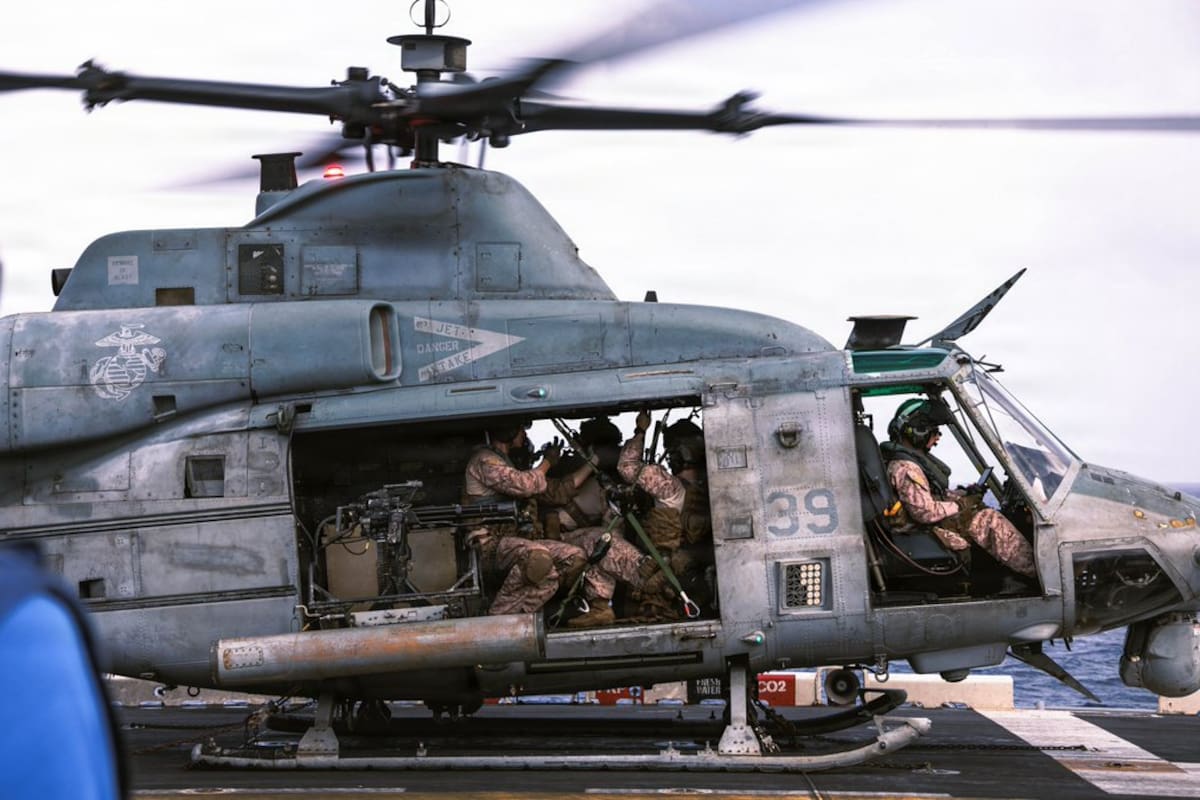 Imágenes publicadas por el Comando Central de Estados Unidos el 9 de junio muestran tropas desplegadas en el USS Tripoli, en aguas cercanas al escenario de conflicto con Irán