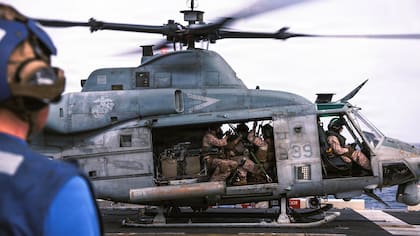 Imágenes publicadas por el Comando Central de Estados Unidos el 9 de junio muestran tropas desplegadas en el USS Tripoli, en aguas cercanas al escenario de conflicto con Irán