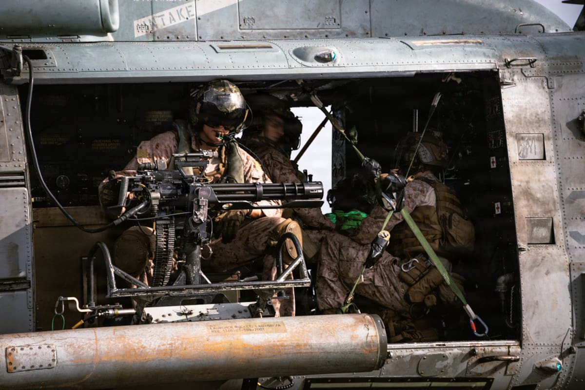 Imágenes publicadas por el Comando Central de Estados Unidos el 9 de junio muestran tropas desplegadas en el USS Tripoli, en aguas cercanas al escenario de conflicto con Irán