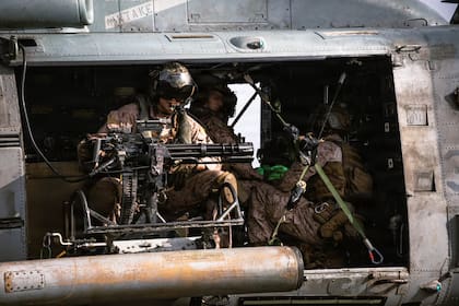 Imágenes publicadas por el Comando Central de Estados Unidos el 9 de junio muestran tropas desplegadas en el USS Tripoli, en aguas cercanas al escenario de conflicto con Irán