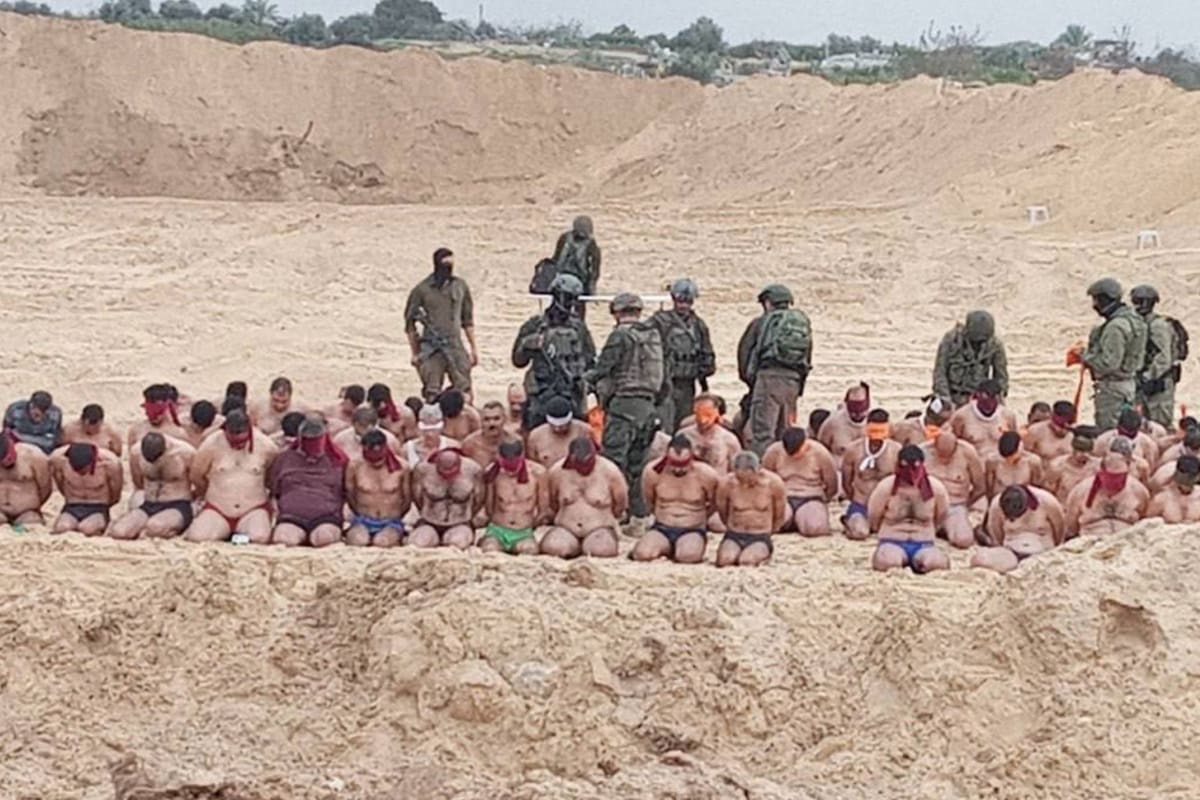 Imágenes que circularon en redes sociales muestran el momento en que decenas de supuestos combatientes de Hamas se rinden a las Fuerzas de Defensa de Israel (FDI)