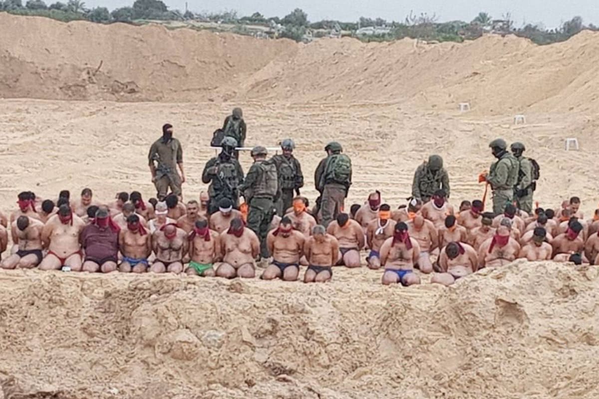 Imágenes que circularon en redes sociales muestran el momento en que decenas de supuestos combatientes de Hamas se rinden a las Fuerzas de Defensa de Israel (FDI)