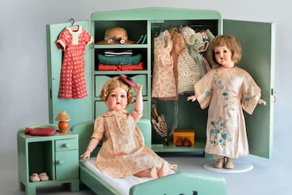 Imágenes que recopila el libro Prodigiosa Marilú: Juego de dormitorio modelo A, muñecas Marilú, accesorios y guardarropa. Todo original. Colección Silvia Paz y Elsa Keller. Fotografía Graciela Calabrese. Se destaca el kimono de seda natural bordado.
