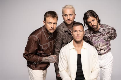 Imagine Dragons es una banda estadounidense de Pop Rock originaria de Las Vegas, Nevada. Está compuesta por Dan Reynolds (vocalista), Daniel Wayne Sermon (guitarrista), Ben McKee (bajista) y Daniel Platzman (baterista).