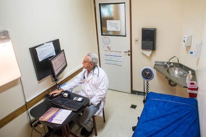 "Imagino difícil en el futuro que haya otro gobernante degradando el Ministerio de Salud a una Secretaría", dice.