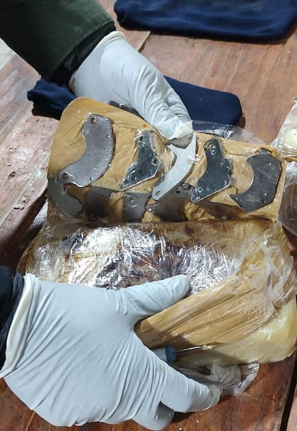Imanes pegados a los "ladrillos" de cocaína