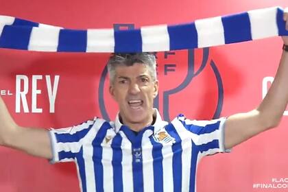 Imanol Alguacil se vistió como un hincha y festejó en "modo aficionado" la Copa del Rey luego de brindar la conferencia de prensa