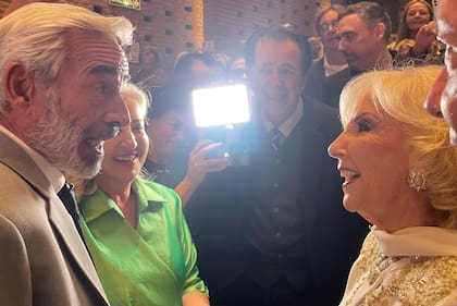 Imanol Arias y Mercedes Morán, muy atentos con su invitada de lujo de la noche: la señora Mirtha Legrand