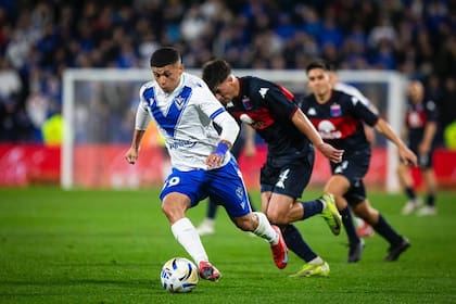 Imanol Machuca en acción con la camiseta de Vélez; sobre él pesa una suspensión de un año