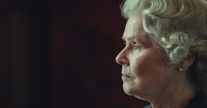 Imelda Staunton como la reina Isabel II