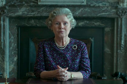 Imelda Staunton está nominda por interpretar a la Reina Isabel II en la última temporada de The Crown, una de las series más nominadas en los Globos de Oro