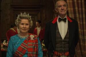 Imelda Staunton interpreta a la reina y Jonathan Pryce, al príncipe Felipe en "The Crown"