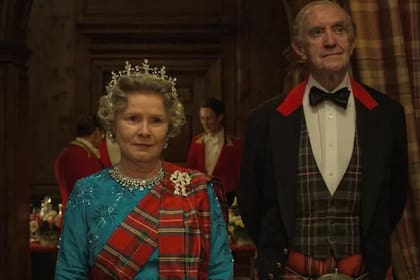Imelda Staunton interpreta a la reina y Jonathan Pryce, al príncipe Felipe en "The Crown"