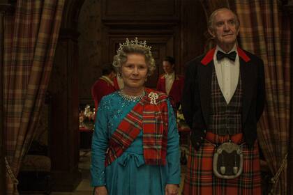 Imelda Staunton (Isabel II) y Jonathan Pryce (Felipe), son dos de los actores que se suman a la serie en esta nueva temporada