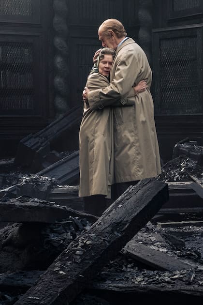 Imelda Staunton y Jonathan Pryce como Isabel II y el príncipe Felipe en la quinta temporada de The Crown